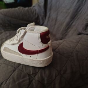 Nike White and Red Sneakers Classic Low-Top Design